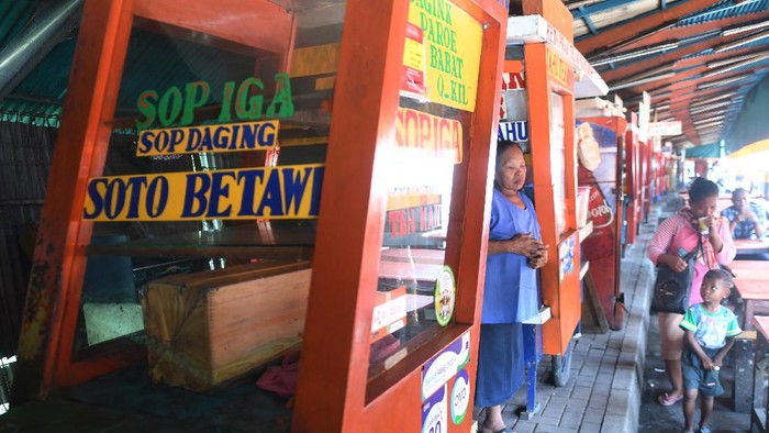 Work from home yang diterapkan oleh perusahaan membuat pedagang warung kaki lima kehilangan pembeli. Sebagian dari mereka memilih menutup warungnya.