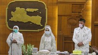 Gubernur Jawa Timur Khofifah Indar Parawansa menggelar resepsi pernikahan dua pasang pengantin Yavuz Ozdemir-Irra Chorina Octora serta Amal Fatchullah-Diana Anggraini yang hanya dihadiri pihak keluarga mempelai guna menghindari pertemuan dengan orang banyak dan meminimalkan penyebaran COVID-19. ANTARA FOTO/Moch Asim