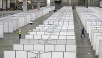 Korps Insinyur Angkatan Darat A.S mulai membangun rumah sakit darurat di Pusat TCF. Rumah sakit darurat itu diperuntukan karantina dengan 1.000 tempat tidur saat pandemi Corona menyebar dengan cepat di kota. Korps akan mengadaptasi lebih dari 250.000 kaki persegi pusat di dua lantai terpisah untuk tempat tidur rumah sakit tambahan dan stasiun tenaga medis. AP Photo/Carlos Osorio.