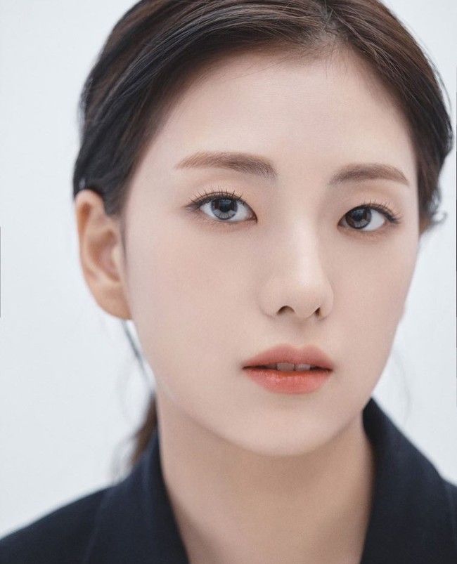 Kim Ji Yoon mengunggah foto-foto close up dari sebuah pemotretan. Wajah mulus yang biasa disebut orang Korea Selatan sebagai glass skin mendapat banyak pujian dari netizen. Foto: Instagram/@jiyyoon_s2