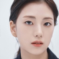 Kim Ji Yoon mengunggah foto-foto close up dari sebuah pemotretan. Wajah mulus yang biasa disebut orang Korea Selatan sebagai glass skin mendapat banyak pujian dari netizen. Foto: Instagram/@jiyyoon_s2