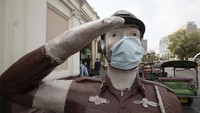 Patung polisi di Bangkok juga tampak mengenakan masker, Rabu (1/4/2020).