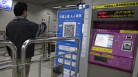Meski alami penurunan kasus baru Corona, Wuhan masih waspada dengan penyebaran COVID-19. Warga yang hendak naik subway harus diyakini sehat dengan scan barcode.