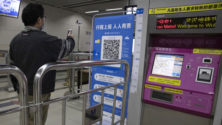 Meski alami penurunan kasus baru Corona, Wuhan masih waspada dengan penyebaran COVID-19. Warga yang hendak naik subway harus diyakini sehat dengan scan barcode.