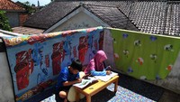 Selain sambil berolahraga, kegiatan berjemur juga bisa dibarengi dengan belajar seperti kedua anak di Bogor ini. ANTARA FOTO/Arif Firmansyah