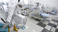 Staf memeriksa peralatan medis di rumah sakit darurat yang didirikan di tengah wabah koronavirus baru di Jakarta, Indonesia, Senin, 23 Maret 2020. Indonesia telah mengubah menara yang dibangun untuk menampung atlet di Asian Games 2018 menjadi rumah sakit darurat dengan kapasitas 3.000 tempat tidur di ibukota terpukul di negara itu, tempat pasien baru melonjak dalam sepekan terakhir. Hafidz Mubarak Foto A/Pool via AP.  