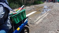 Jalan ini berada di perbatasan antara Cibinong dan Tapos, Depok. Namun jalan ini masuk wilayah Cibinong.  