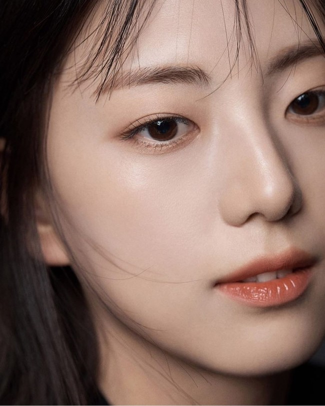 Netizen menyebut paras Kim Ji Yoon merupakan perpaduan sempurna antara Irene leader Red Velvet dan Jisoo. Foto: Instagram/@jiyyoon_s2