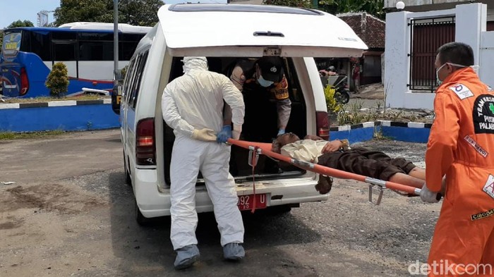 orang pingsan di sukabumi dievakuasi petugas pakai APD