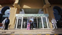Sementara itu pengantin baru yang tengah berbulan madu pun harus menjalani karantina di Yordania selama dua minggu akibat pandemi Corona ini. Khalil Mazraawi/Pool via AP