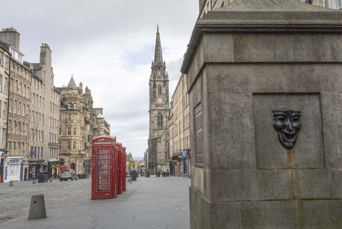 Lima festival di Edinburgh, Skotlandia, yang akan diselenggarakan pada bulan Agustus, resmi dibatalkan. Pembatalan ini dilakukan karena pandemi virus Corona (COVID-19).