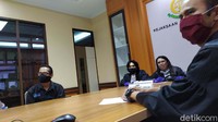 Jaksa tampak serius mendengarkan pembacaan putusan dari hakim.