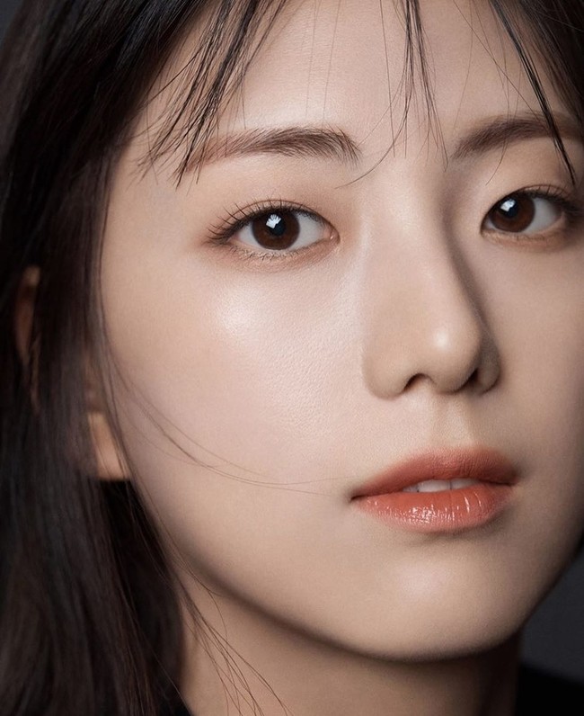 Foto Kim Ji Yoon juga di-posting oleh agensi nya. Ada kemungkinan dia akan menekuni karier di bidang akting atau modeling. Foto: Instagram/@jiyyoon_s2