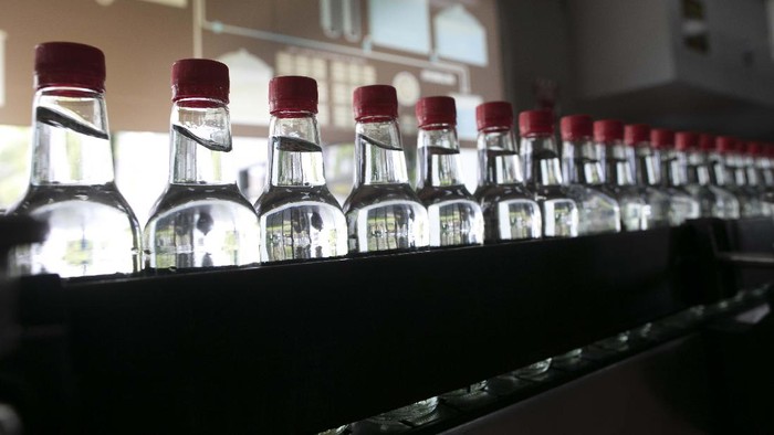 Dalam upaya melawan virus corona, sebuah pabrik rum di Venezuela, mengalihkan produksi mereka ke alkohol antiseptik. Cairan ini dipasok ke industri farmasi dan apotek.