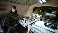 Tentara Prancis ikut serta dalam latihan evakuasi dari rumah sakit lapangan militer ke rumah sakit sipil di Mulhouse, Prancis timur, Selasa 24 Maret 2020. Perancis melakukan hal tersebut guna mempersiapkan diri menghadapi wabah COVID-19. Mathieu Cugnot, Pool via AP.  