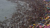 Puluhan ribu wisatawan biasanya memadati Pantai Agua Dulce yang terletak di selatan ibu kota Peru, Lima. Pada kurun waktu Desember sampai Maret saja, sudaha da 40 ribu orang yang datang ke sana. (Foto: Associated Press)