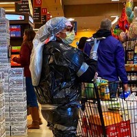 Niat adalah membungkus tubuh sendiri dengan plastik sampah sampai menjadi seperti hazmat. (Foto: Dok. Boredpanda)