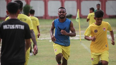 Aksi Pesepakbola Tetap Berlatih di Tengah Pandemi Corona