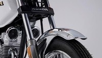 Bagi yang suka dengan krom, motor ini sepertinya akan cocok. Sebab Honda CGL125 Tool memiliki aksen krom atau lapisan pernekel cukup banyak, mulai dari handle bar, spakbor depan, knalpot, hingga braket besi di belakang untuk mengikat barang.Foto: Honda