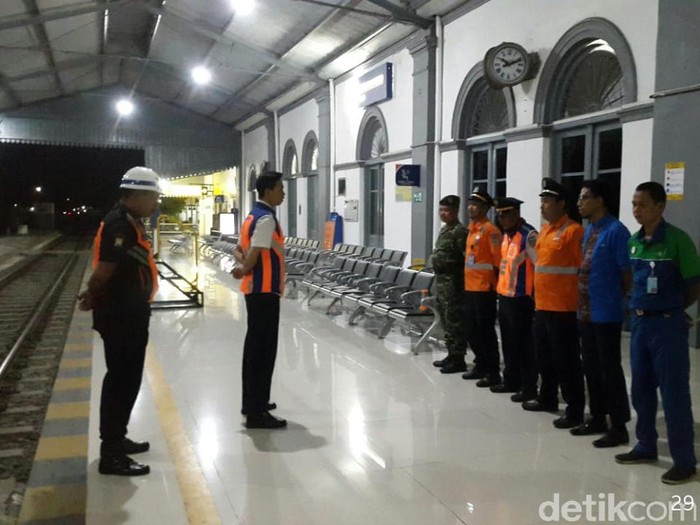 Ratusan calon penumpang kereta batalkan tiket di Stasiun Probolinggo. Mereka menghindari kemungkinan terjangkit virus corona.