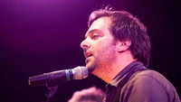 Pemilik nama asli Adam Lyons Schlesinger itu adalah seorang penyanyi, penulis lagu, produser rekaman dan gitaris. Foto: Adam Schlesinger (Brian Harkin/The New York Times)