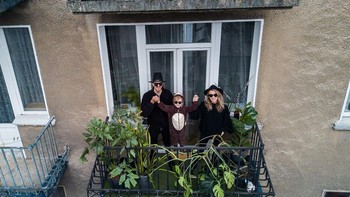 Lantaran Vasiliauskas tidak bisa keluar rumah, dia memanfaatkan drone untuk memotret orang-orang di Lithuania. Foto: Adasvasiliauskas via Bored Panda