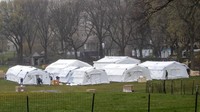 Awak A Samaritans Purse bekerja untuk membangun 68 tempat tidur rumah sakit lapangan darurat khusus dilengkapi dengan unit pernapasan di New York Central Park di seberang Rumah Sakit Mount Sinai, Minggu, 29 Maret 2020. USA merupakan negara yang memiliki jumlah pasien COVID-19 paling banyak di seluruh dunia. AP Photo/ Mary Altaffer.