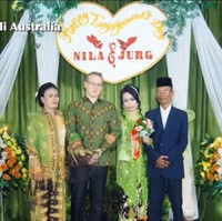 Tak lama setelah pertemuan pertama, Jurg pun melamar Ani dan datang ke Indonesia untuk menemui orangtuanya. Keduanya pun melangsungkan tunangan di Tulung Agung, Jawa Timur, di rumah orangtua Ani. Foto: Instagram dan Youtube