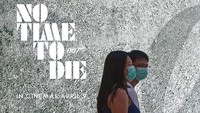 Para pembeli yang mengenakan masker berjalan melewati papan iklan film James Bond No Time To Die yang akan datang pada (29/3/2020) di Singapura. Perdana Menteri Singapura, Lee Hsien Loong sejak awal mempersiapkan skenario terburuk penanganan COVID-19. Strategi kontroversial seperti halnya penanganan SARS pada 17 tahun lalu dengan membuat komunitas terinfeksi dan membangun kekebalan terhadap virus, mengingat kemungkinan sebagian besar penduduk harus terinfeksi. Suhaimi Abdullah/Getty Images.