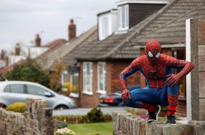 aksi spiderman hibur anak-anak di inggris