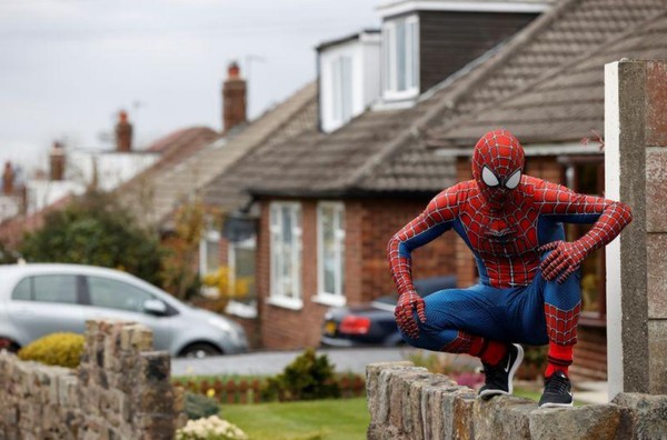 Di sana ada Spider-Man.  ( REUTERS/Phil Noble )