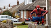 Di sana ada Spider-Man.  ( REUTERS/Phil Noble )