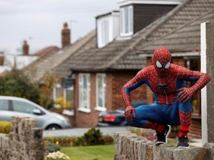 Aksi Spider-Man Hibur Anak-anak yang Bosan di Rumah