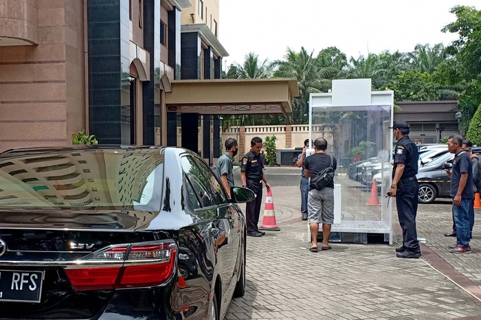 Beredarnya isu tentang bahaya penggunaan bilik disinfektan membuat resah semua masyarakat. Nggak semua berbahaya kok, asalkan semua sesuai prosedur dan peruntukannya.