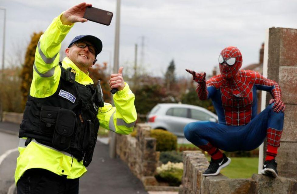 Aksi 'Spider-Man' Hibur Anak-anak yang Bosan di Rumah