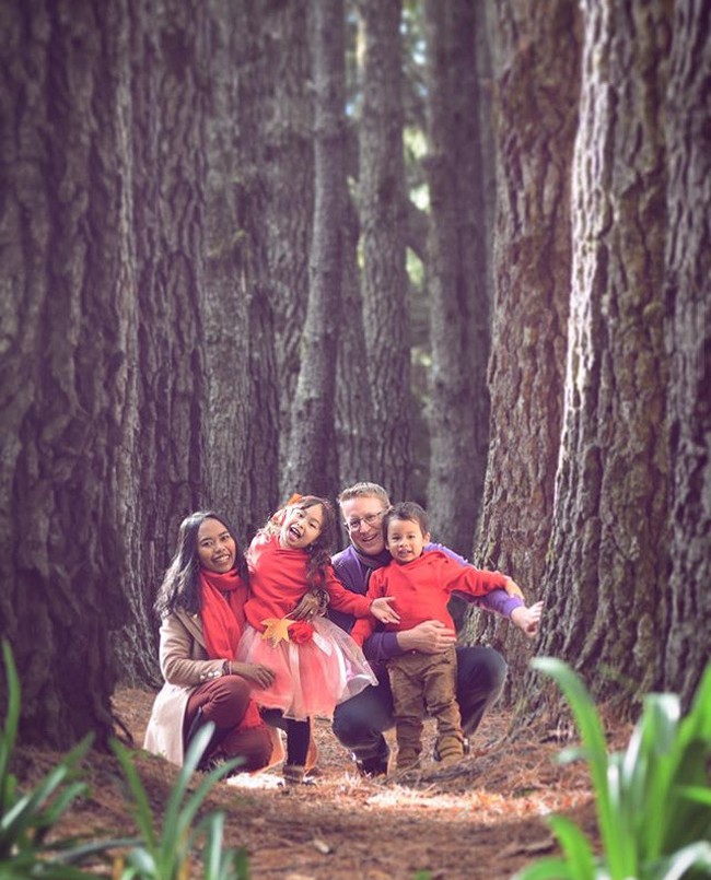 Setelah itu April 2011 pertama kali Jurg ke Indonesia. Waktu itu saya masih tinggal di Tulung Agung masih tinggal di rumah orangtua saya. Langsung melamar, langsung kenalan sama keluarga saya dan kita langsung tunangan, kata Ani. Foto: Instagram