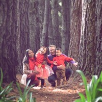 Setelah itu April 2011 pertama kali Jurg ke Indonesia. Waktu itu saya masih tinggal di Tulung Agung masih tinggal di rumah orangtua saya. Langsung melamar, langsung kenalan sama keluarga saya dan kita langsung tunangan, kata Ani. Foto: Instagram