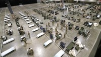 Tentara Angkatan Darat AS dari Fort Carson, Kolonel, dan Pangkalan Bersama Lewis-McChord (JBLM) bekerja untuk mendirikan rumah sakit lapangan di dalam CenturyLink Field Event Center, Selasa, 31 Maret 2020, di Seattle. Tentara dari Rumah Sakit Angkatan Darat ke-627 di Fort Carson, akan bergabung dengan tentara dari JBLM untuk menjadi staf rumah sakit dengan 250 tempat tidur yang akan digunakan untuk kasus-kasus non-COVID-19 sebagai ruang tambahan bagi pasien yang terkena dampak wabah Coronavirus. Rencananya rumah sakit lapangan ini diharapkan siap menerima pasien minggu depan. AP Photo/ Elaine Thompson.