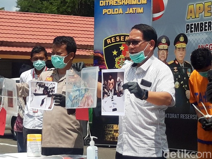Sepasang pasutri digerebek tengah threesome dengan seorang pria. Polda Jawa Timur sudah menetapkan seorang tersangka.
