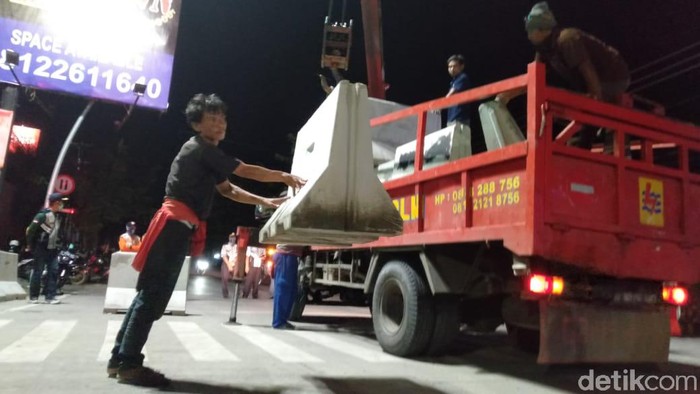 Beton blokade isolasi wilayah Kota Tegal dibongkar, Kamis (2/4/2020).
