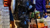 Beda orang beda pula gayanya. Seperti wanita ini yang mebungkus badannya dengan plastik lalu diselotip. Tidak panas, bu? (Bored Panda)