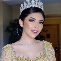 Rica juga terlihat bak princess di resepsi pernikahannya dengan Fahrul Sudiana. Dia memakai mahkota dari Rinaldy A. Yunardi. Penampilan memesonanya saat akad dan resepsi berkat makeup dari makeup artist langganan artis Bennu Sorumba. Foto: Instagram @bennusorumba