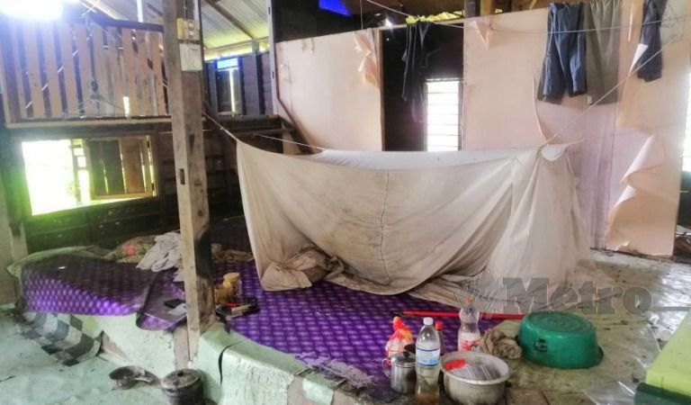 Miris! Kakek Ini Hanya Makan Nasi Garam dan Roti Celup Air Putih