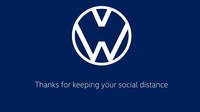Volkswagen juga melakukan kapanye social distancing. Terbilang radikan, karena huruf V dan W yang selama ini bersama, untuk sementara harus berpisah. (Autoblog)