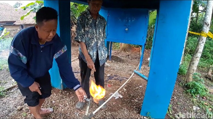 Sebuah sumur bor di Sumedang mengeluarkan gas