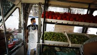 Pemilik merubah mini bus ini menjadi toko sayur dikarenakan menurunnya pembeli akibat wabah virus Corona, sehingga toko-toko disana menjadi sepi.