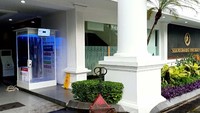 Lingkungan Istana negara pun kini menggunakan chamber sterilizer ini dengan cairan sterilizer yang sudah aman dan teruji klinis. Selain istana, beberapa instansi yang sudah memasang chamber ini juga telah mendapatkan penjelasan mengenai soal standar cairan yang digunakan agar tetap aman bagi manusia. Foto: dok. Kemensetneg