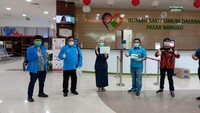 Mereka juga sempat mendatangi RSUD Pasar Minggu.