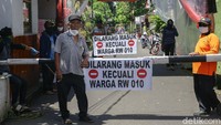 Merebaknya wabah corona di Jakarta membuat warga menjaga lingkungannya masing-masing dari keluar masuk orang.