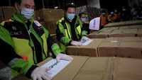 Chief Operations Officer Gojek Hans Patuwo - Komisaris Utama Gojek Garibaldi Thohir - Chief Communication Officer Gojek Nila Marita, menyambut kedatangan impor 5 Juta masker untuk disediakan kepada para mitra driver dan tenaga medis Indonesia di Jakarta.